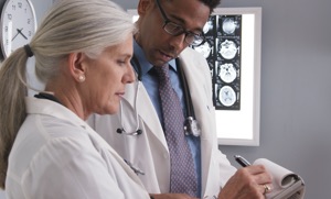 medici esaminano radiografia cerebrale insieme